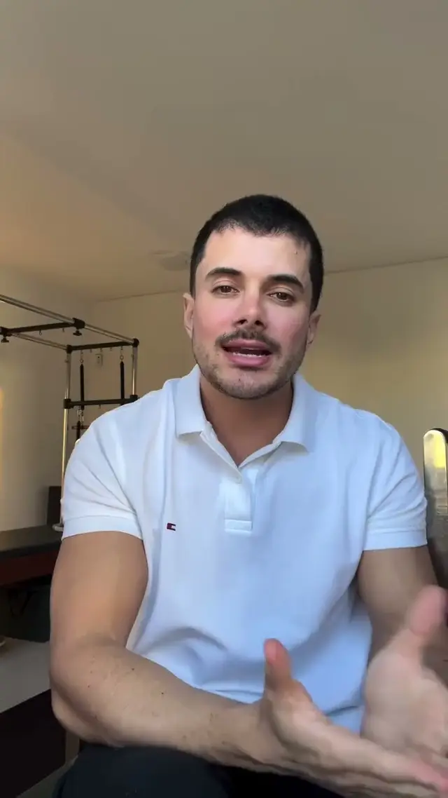 Vinícius, fisioterapeuta da Corpore Pilates, falando sobre o método Pilates no estúdio